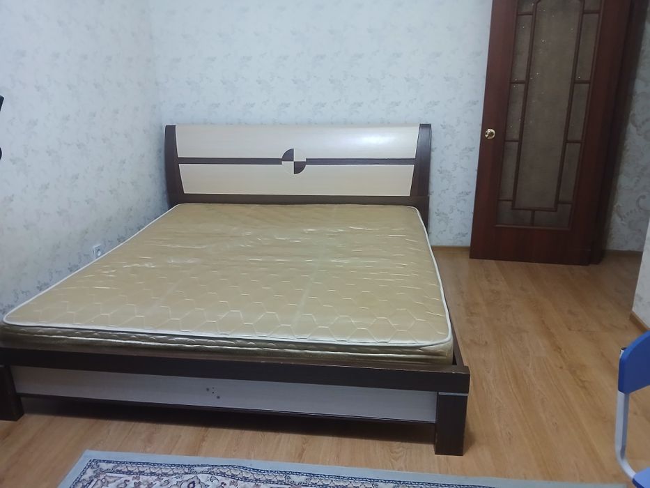 Кровать двухспальная вместе с матрасом