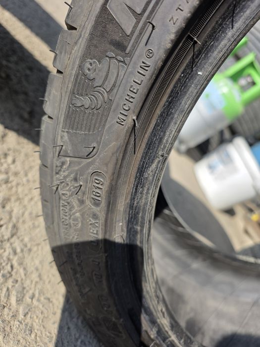 Vând 2 anvelope vara 255 40 R18 Michelin