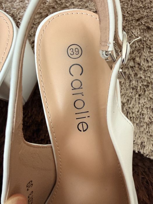 Vand sandale albe ,perfecte pentru o mireasa