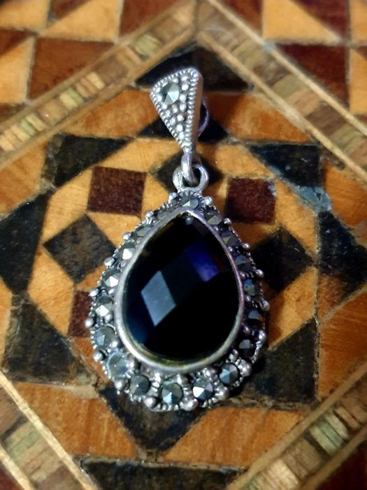 Pandantiv din argint cu piatra neagra și strasuri