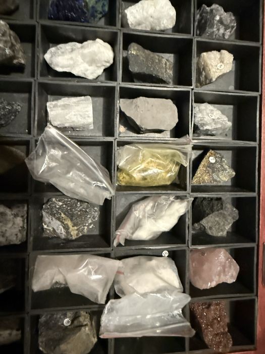 Colecție de Minerale și Roci (50 Piese) - Cutie Lemn