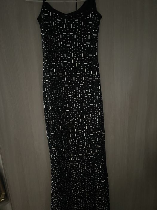 Продаю платье на выход красивое элегантное подчеркивает фигуру