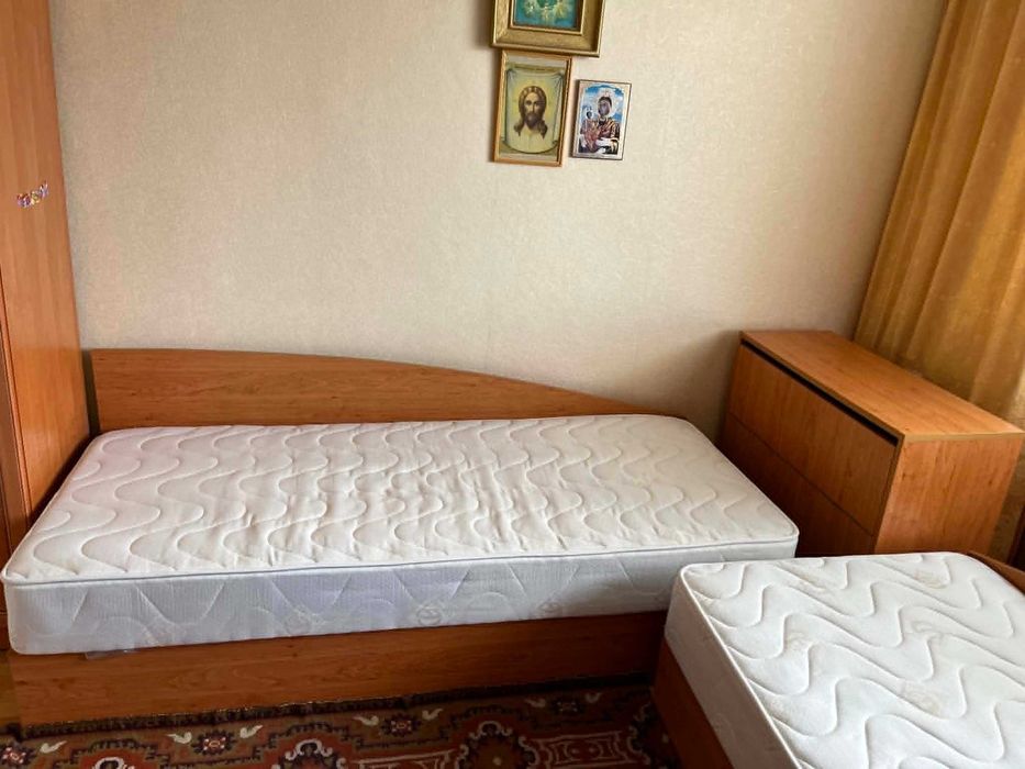 Комплект от две легла с матраци с пружинни механизми и една ракла