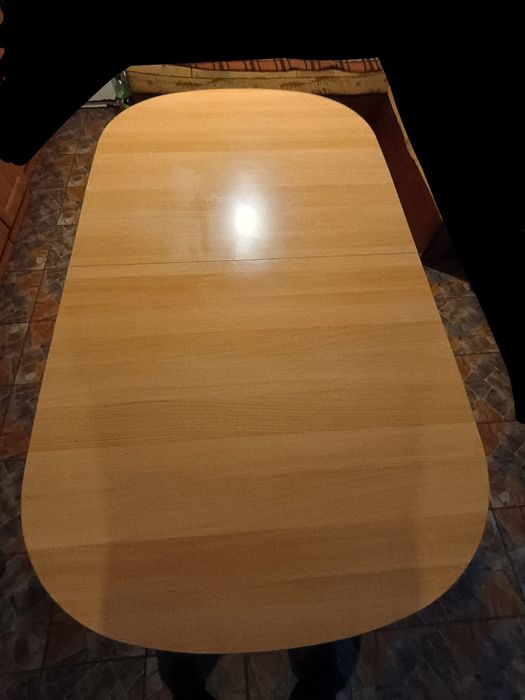 Vând masă foarte frumoasă și aspectoasă.