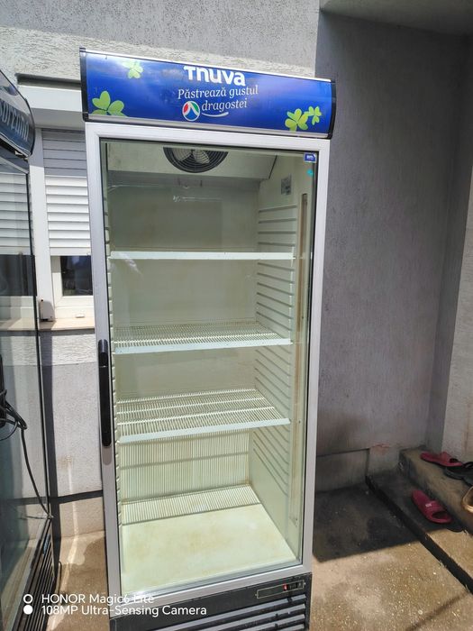 Se închiriază vitrine frigorifice