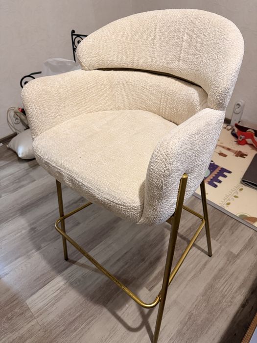 Продавам бар стол.