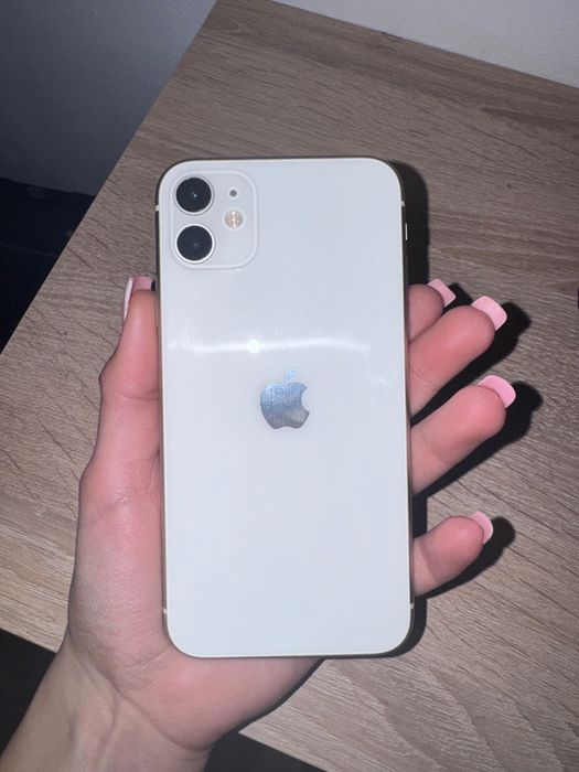 Продавам IPhone 11