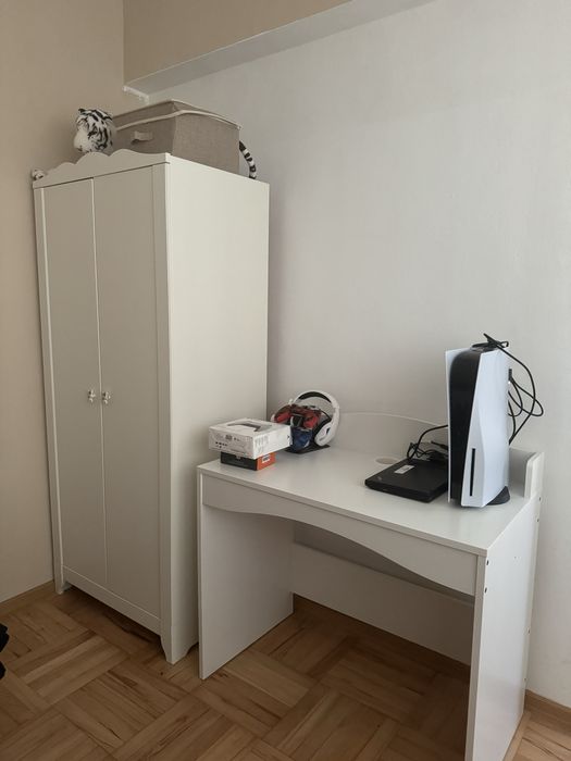 НАМАЛЕНО Бюро в бял цвят (с отвор за кабели и закачалка за чанта)