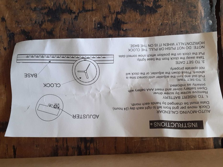 часовник движещ се по релса сам и показващ дата, дизайнерски