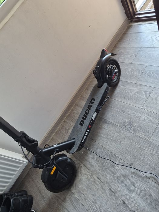 Vand trotineta  ducati ca noua