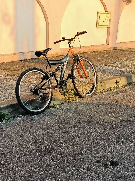 Vînd bicicleta de downhill sau plimbări prin oraș