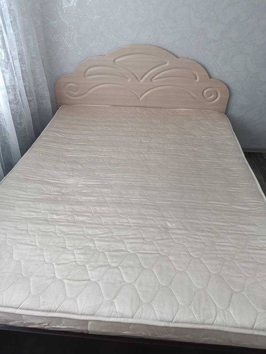 Двуспальная кровать с матрасом