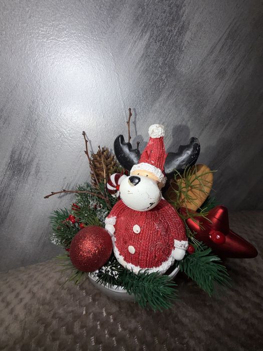 Aranjamente de Craciun cu flori lucrate manual.