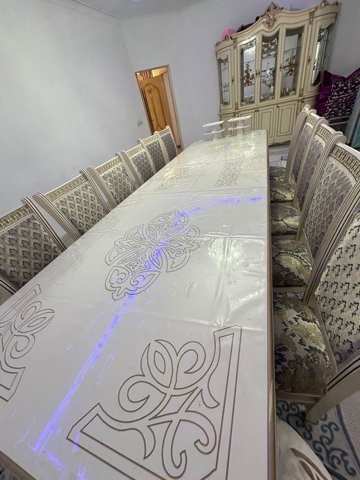 Стол гостиной  стулья ларымен