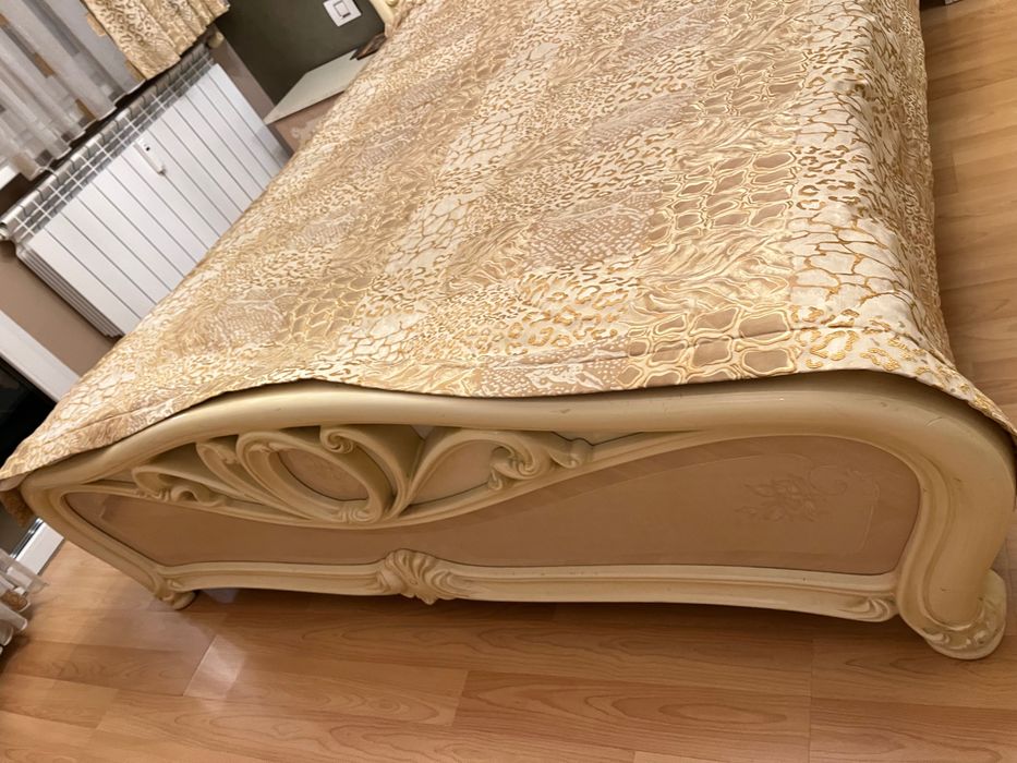 Килим - зелен цвят , 1.70 на 1.20 - 90  лв..Спален комплект - 300 евро