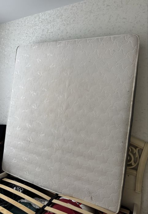 Продам б/у матрас средней жесткости