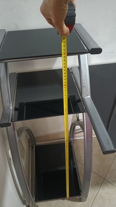 Birou de studiu din sticlă neagră cu bare metalice argintii