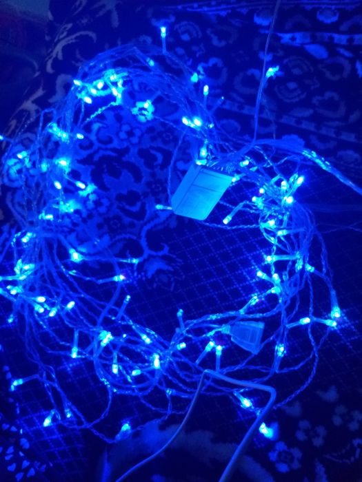 Продаю гирлянду на елку ,светится белым цветом.