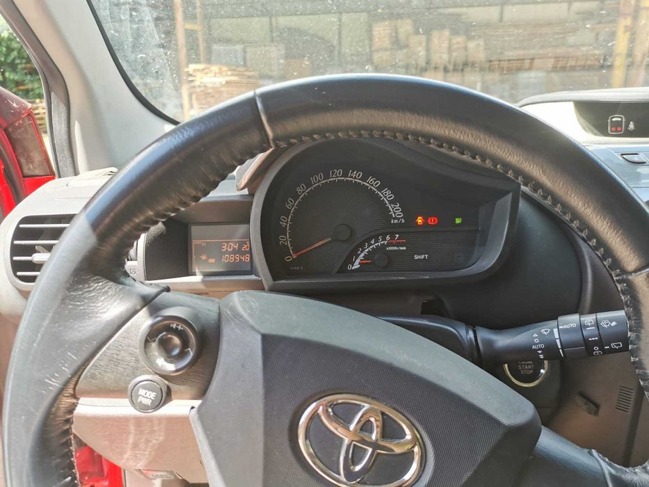 Toyota - IQ 3 rosu