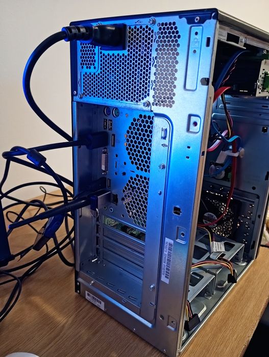 Vând PC calculator Fujitsu P757, i5 7400 3.0 Ghz, 8gb Ddr4, Ssd 250 GB