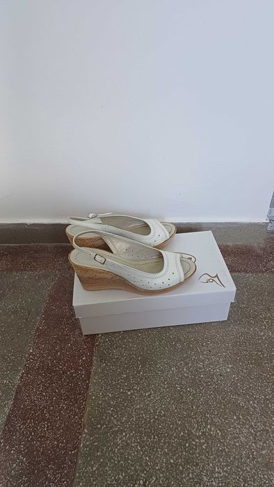 Sandale albe din piele naturala si talpa ortopedica (toc inalt)