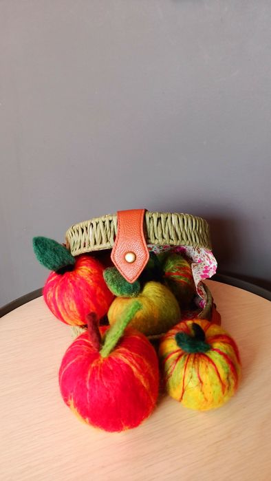 Яблоки из шерсти