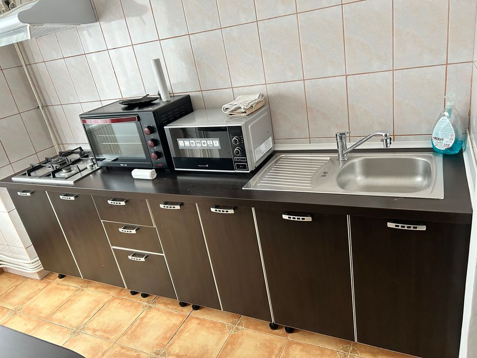 Bucatarie,plita,cuptor,hota,chiuveta,masa si 2 scaune