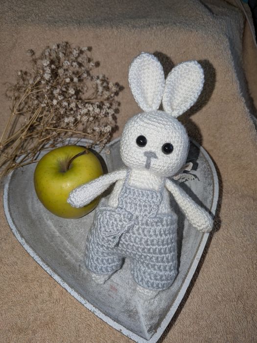 Iepuras crosetat manual 20 cm cu salopeta detasabila
