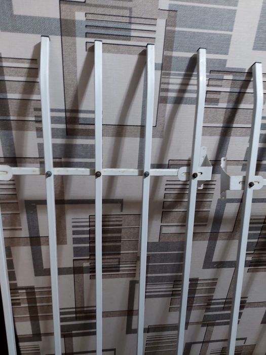 Продам решетки на окна б/у 2 штуки