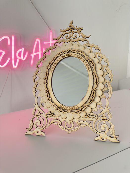 Огледало  дървено със стойка за гримиране с персонализиране .