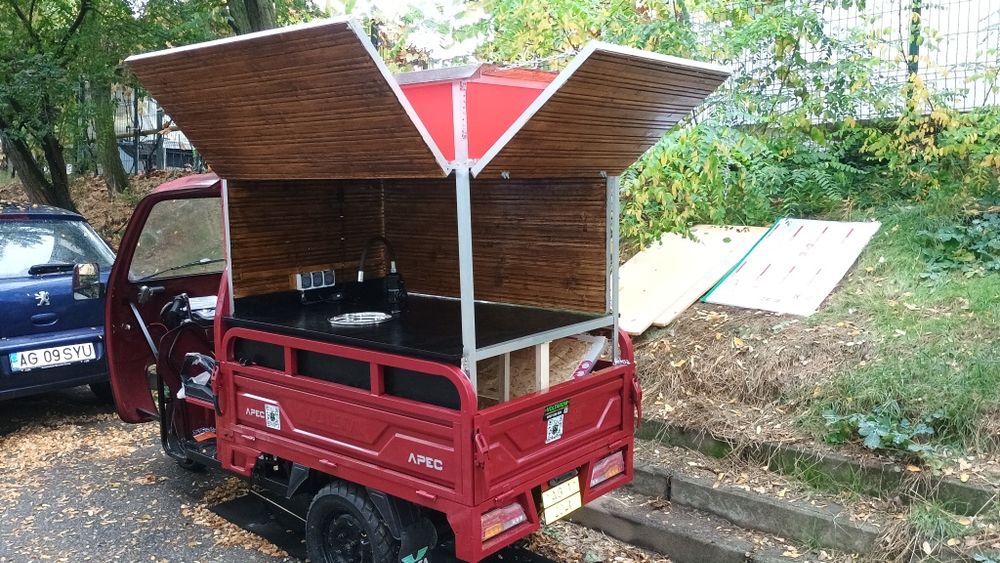 Triciclu electric transformat într-o cafenea mobilă