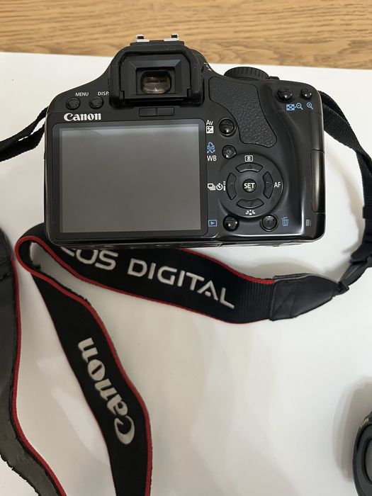 Accept o oferta de pret! Aparat foto profesional Canon EOS Rebel XSi cu tot setul!
