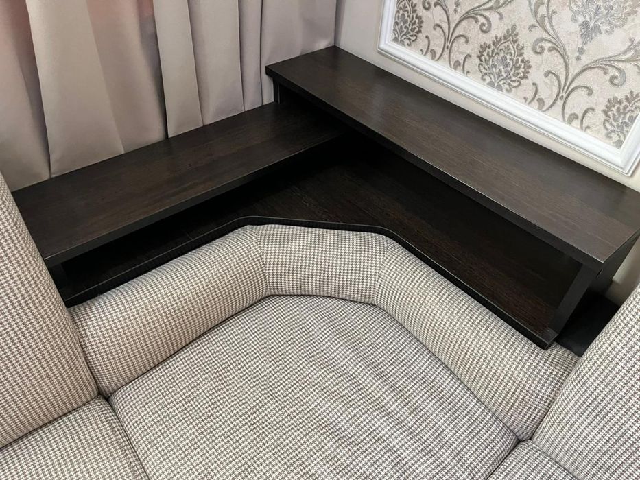 Прадется диван в хорошом состаяний