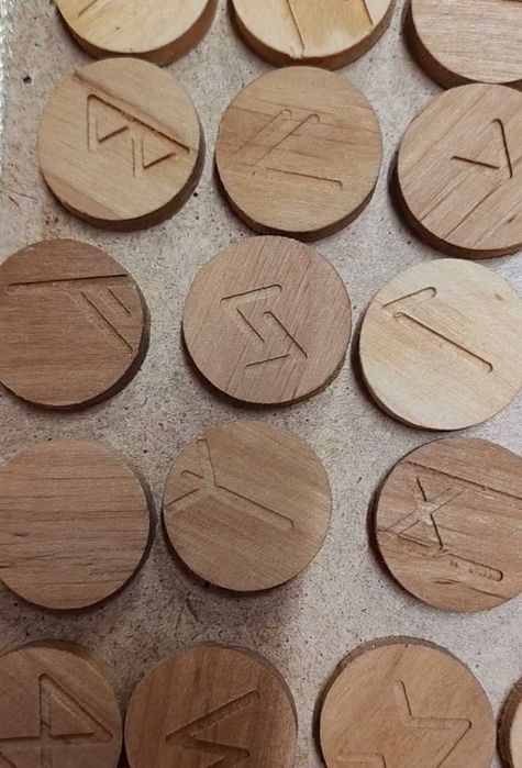 Руни дървени ръчна изработка