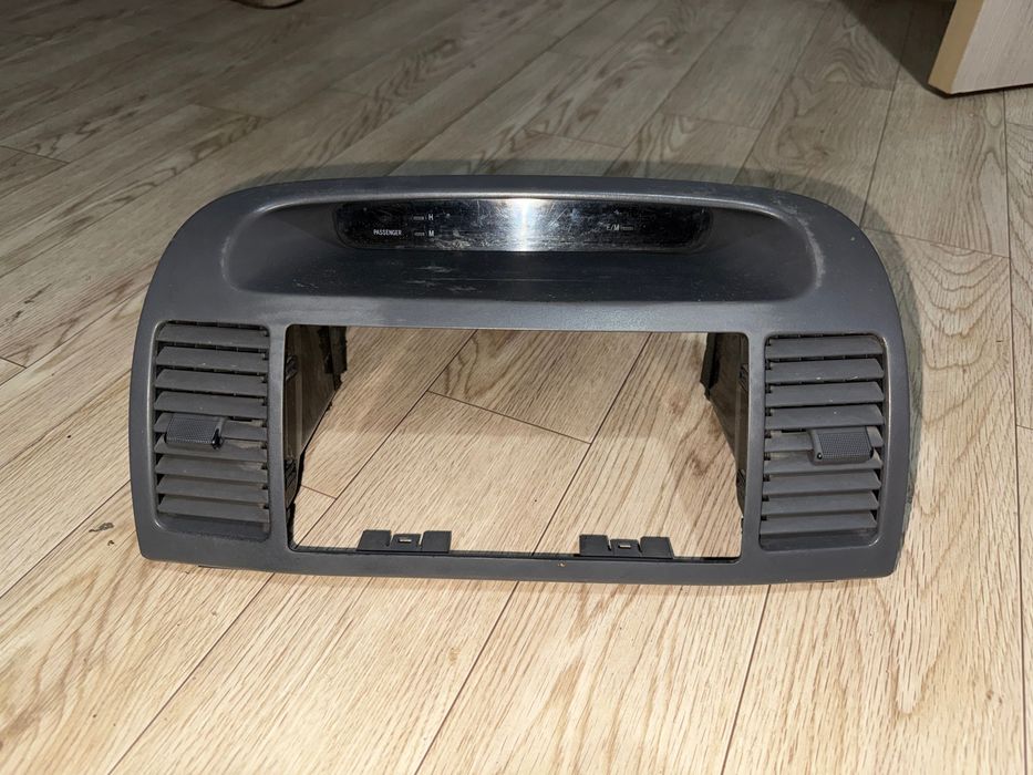 Центральная рамка (консоль) Toyota Camry XV30 с часами