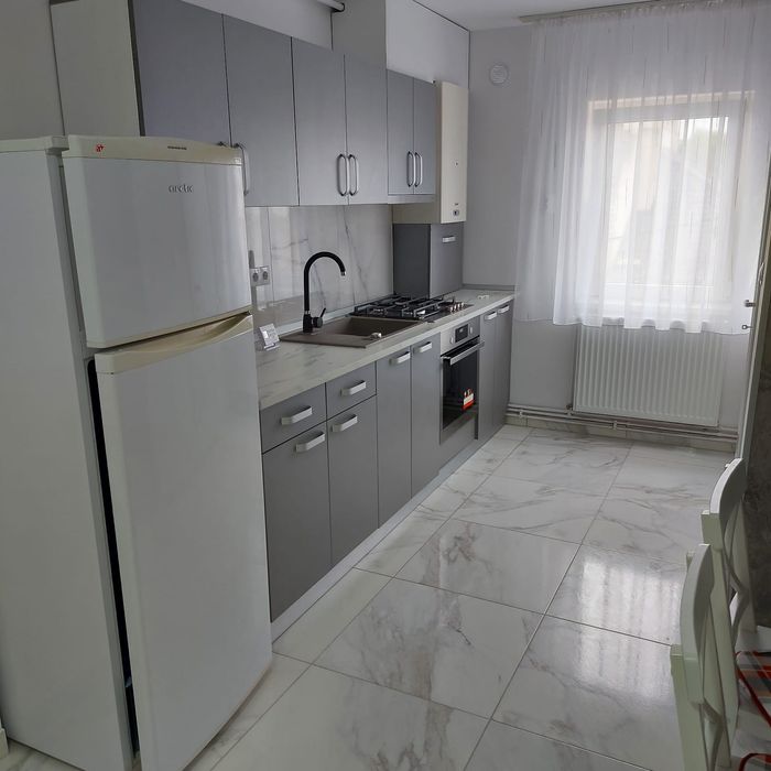 Inchiriez apartament cu 2 camere,decomandat