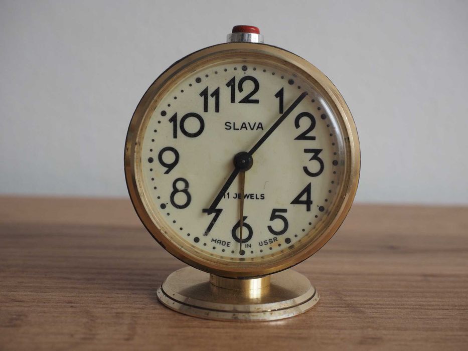 Ceas deșteptător mecanic sovietic „Slava”, funcțional