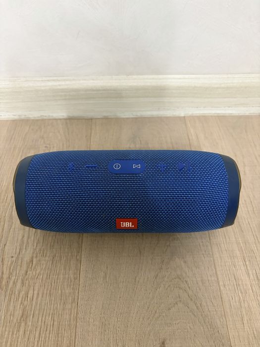 JBL Boombox 1 si JBL Charge 3