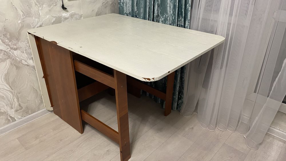 Книжный стол