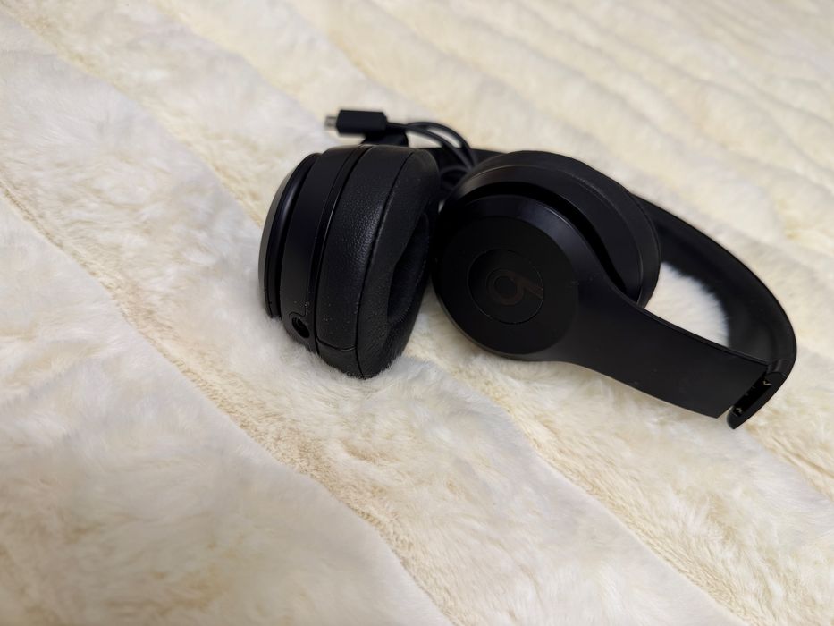 Casti Beats 3 aproape noi