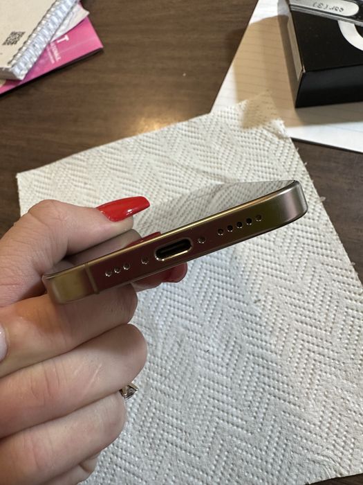 Vand iPhone 16 Pro ca nou,baterie 94% funcționează perfect, poze reale