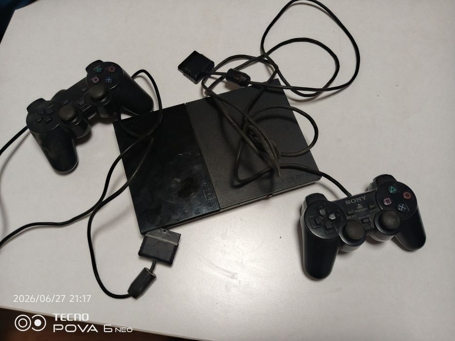 PlayStation 2 вместе с 2 джойстиками