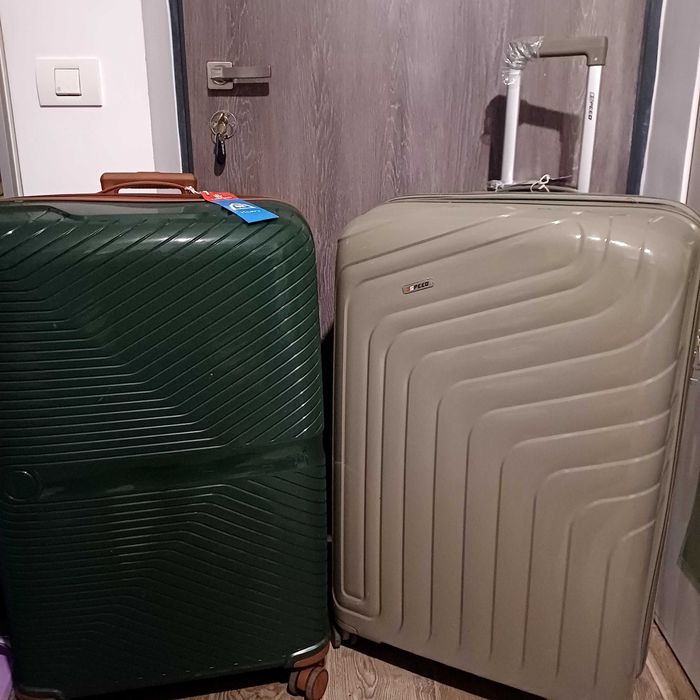 Vand troller mare,culoare olive,cu etichetele pe el