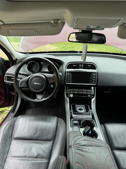 Jaguar Xe 2.0 D 180 Prestige