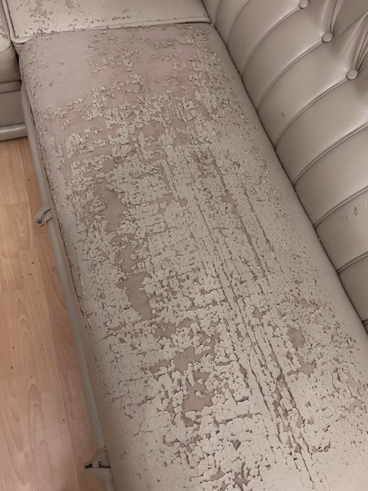 Гостевой диван в среднем состоянии