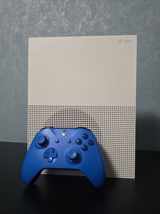 Xbox One S 500GB + Син джойстик + Кутия + 13 Игри