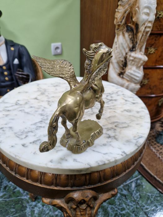 Фигура Англия бронзова статуетка погасяване кон