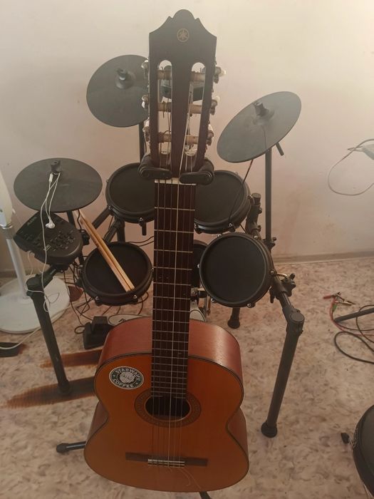Гитара акустическая. Бас гитара. Барабаны.