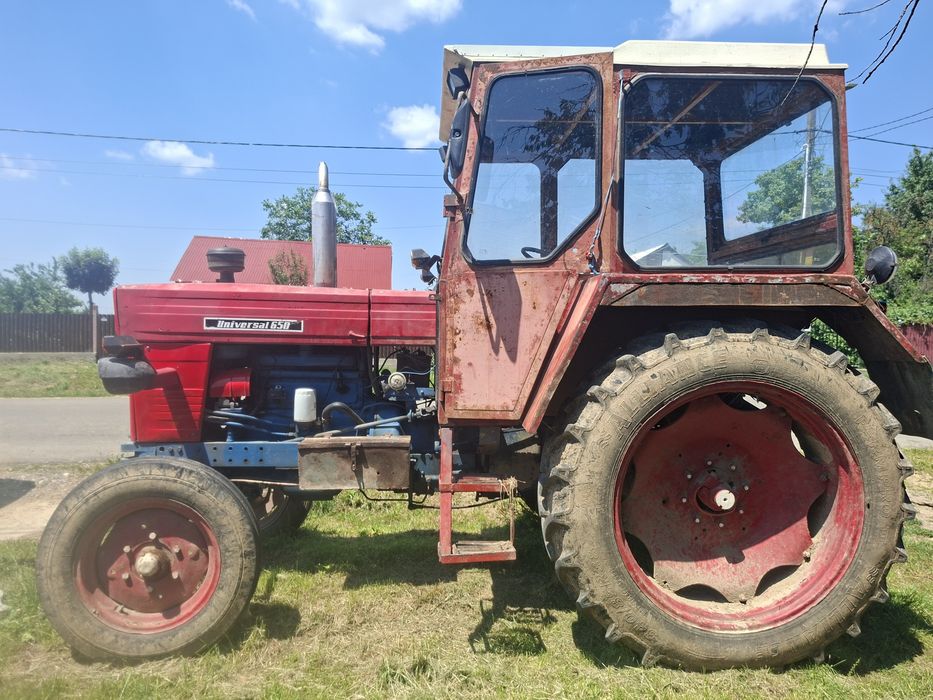 Vând tractor universal 650