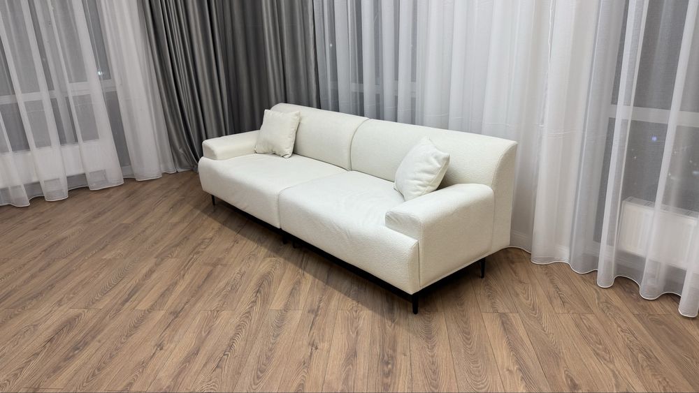 Красивый белый диван тедди